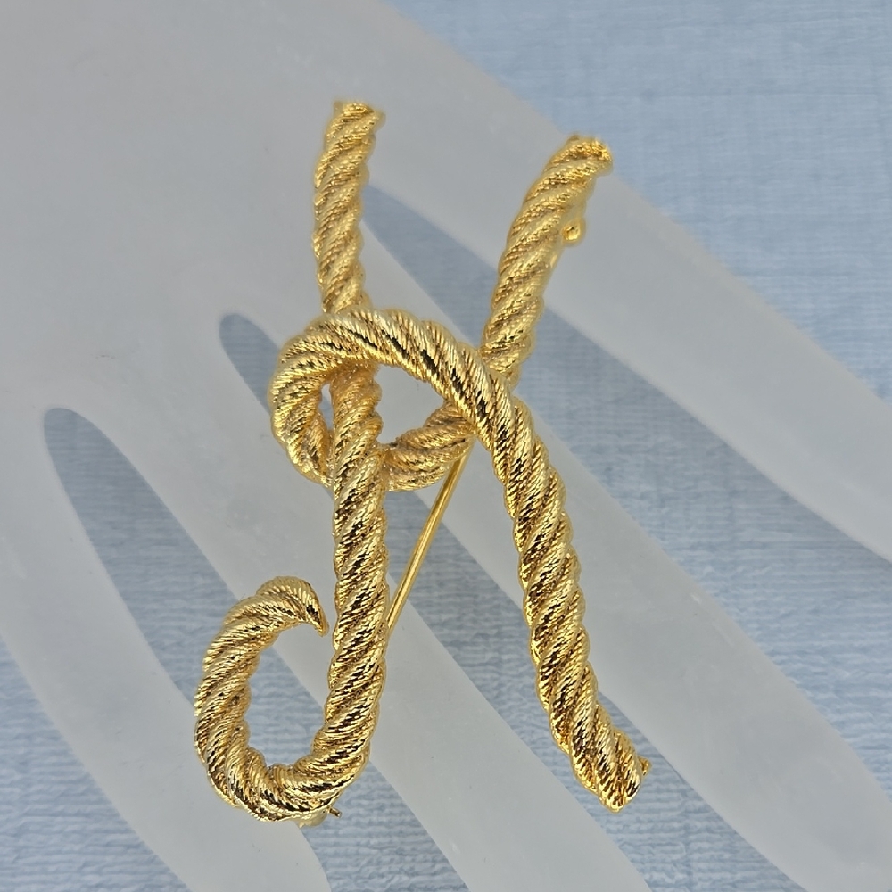 Gold Tone Twisted Rope "K" Initial Brooch - Picture 4 of 6